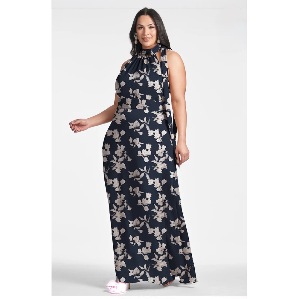SACHIN & BABI
KAYLA GOWN - NAVY
VENETIA PETAL
Navy Gown in Navy
Size 22W women’s